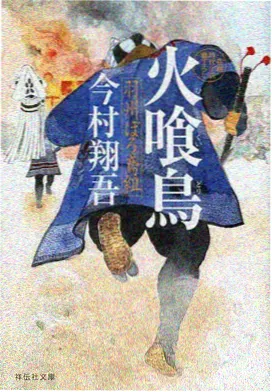 水岸码头栈道，倒影拉长建筑轮廓
